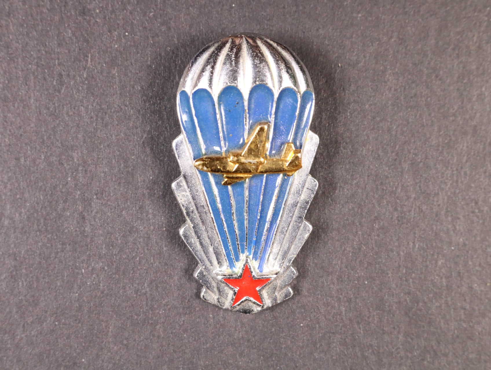 Odznak výsadkového vojska z obdobi 1965-1993, třetí typ