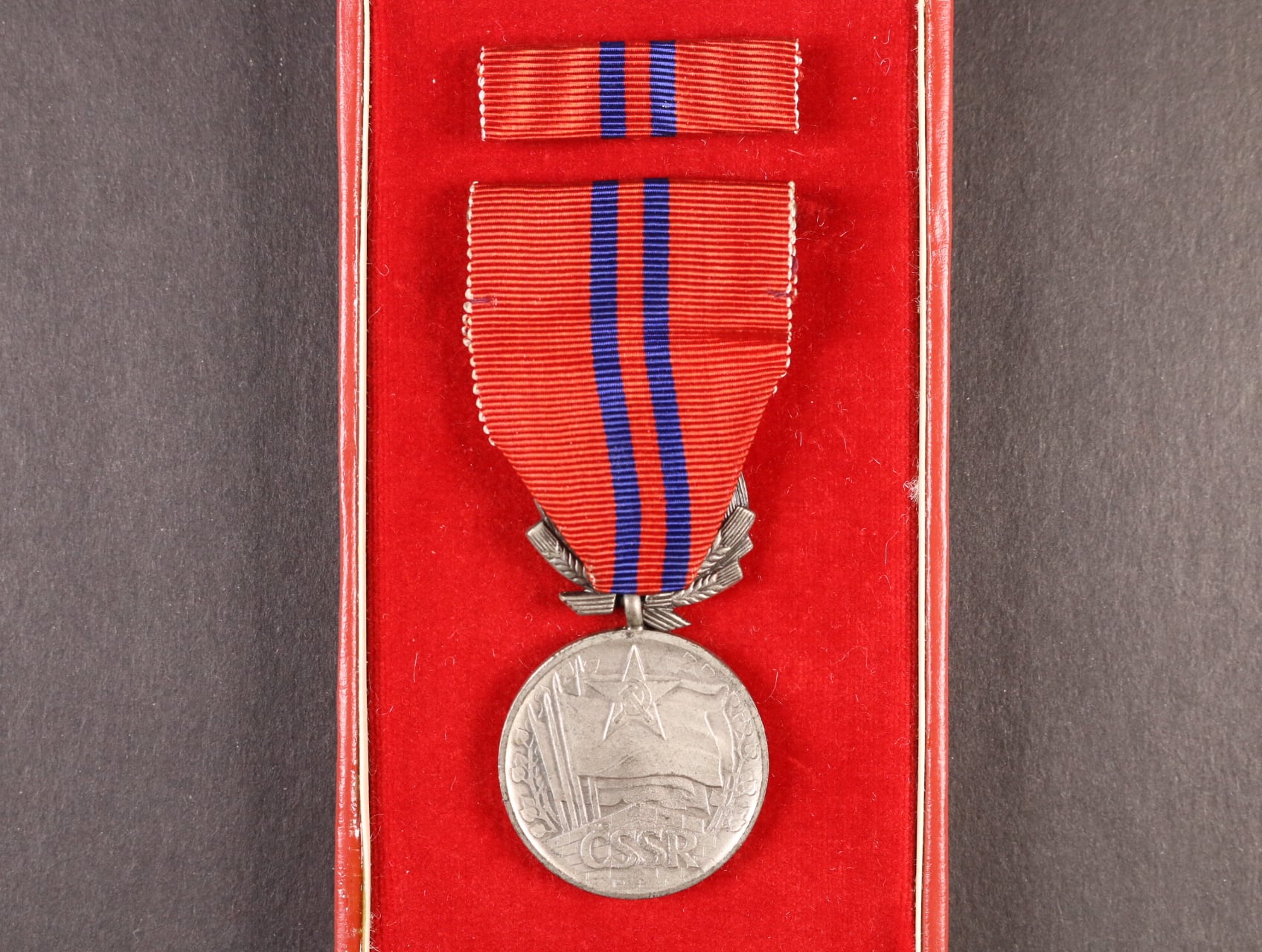 Vyznamenání - Za zásluhy o výstavbu II. vydání po roce 1960 ČSSR č.16898, značka výrobce Zukov, punc Ag 925, původní etue