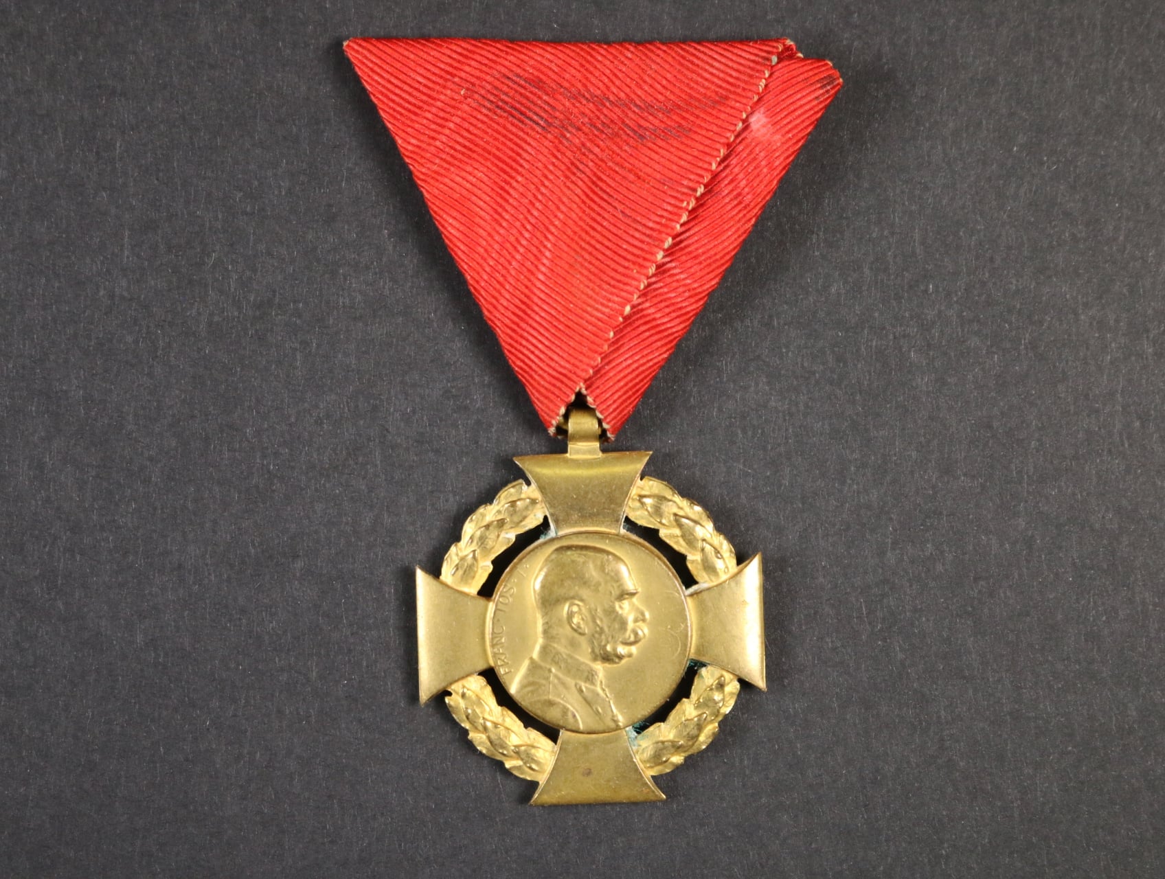 Jubilejní kříž z r. 1908, na původní civilní stuze