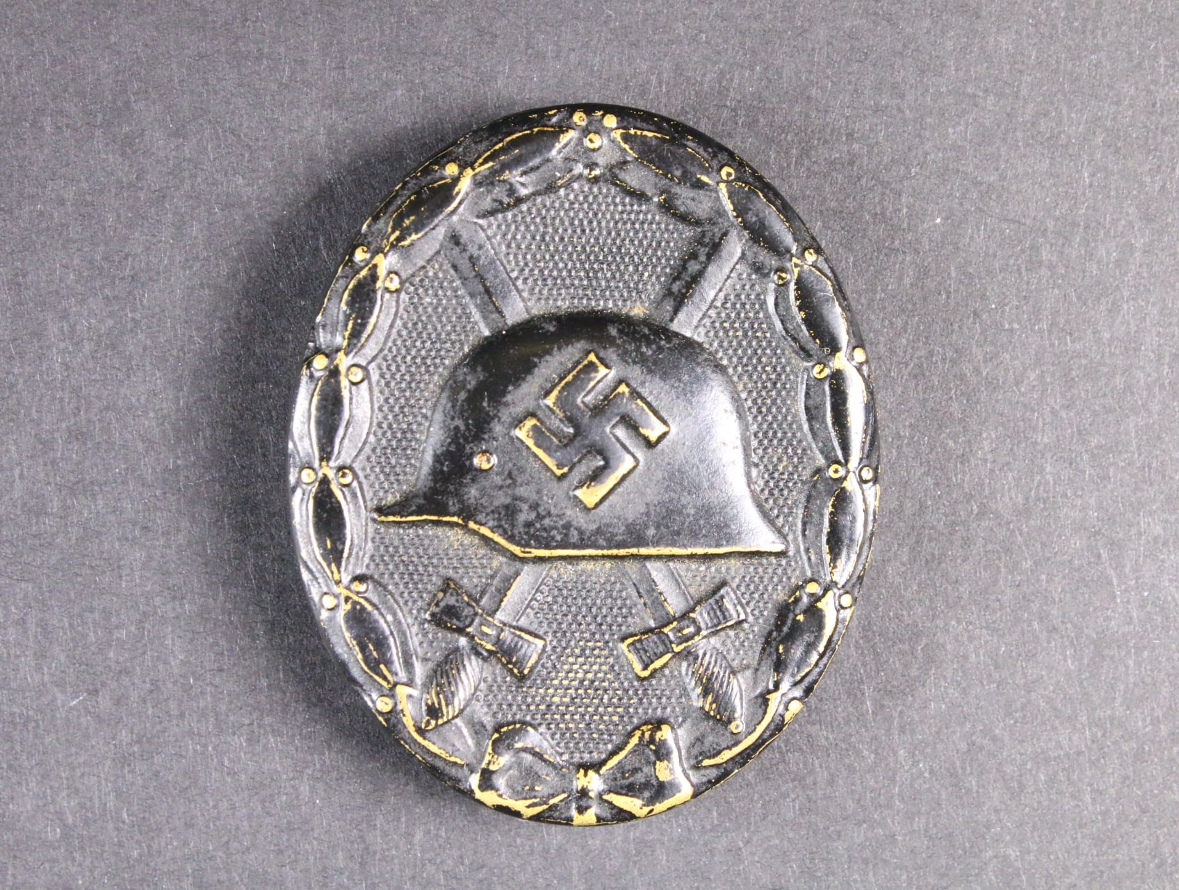 Odznak za zranění, značka výrobce 118, August Menze & Sohn, Mariahilfstrasse 115, Wien VI