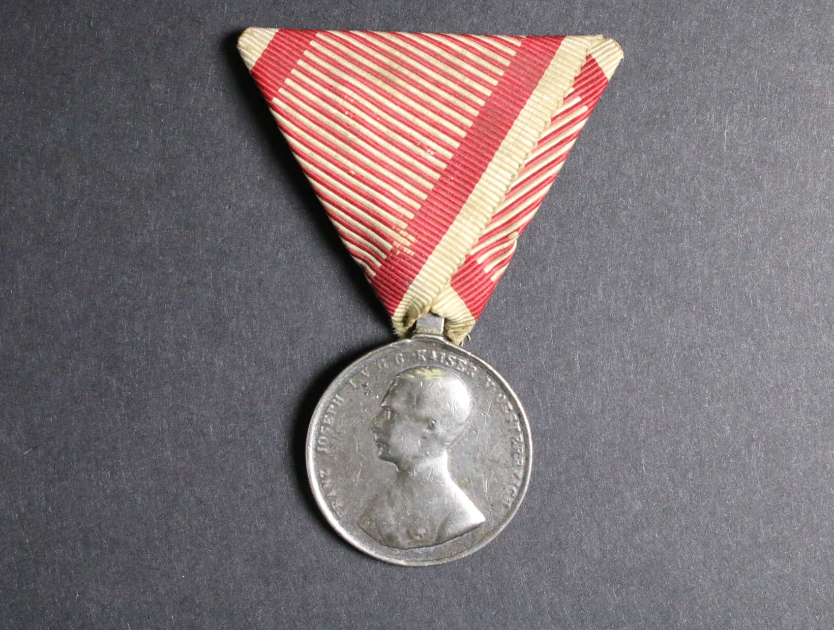 Stříbrná medaile za statečnost, 2. třídy, 6. vydání 1859-1866 F.J.I., původní stuha