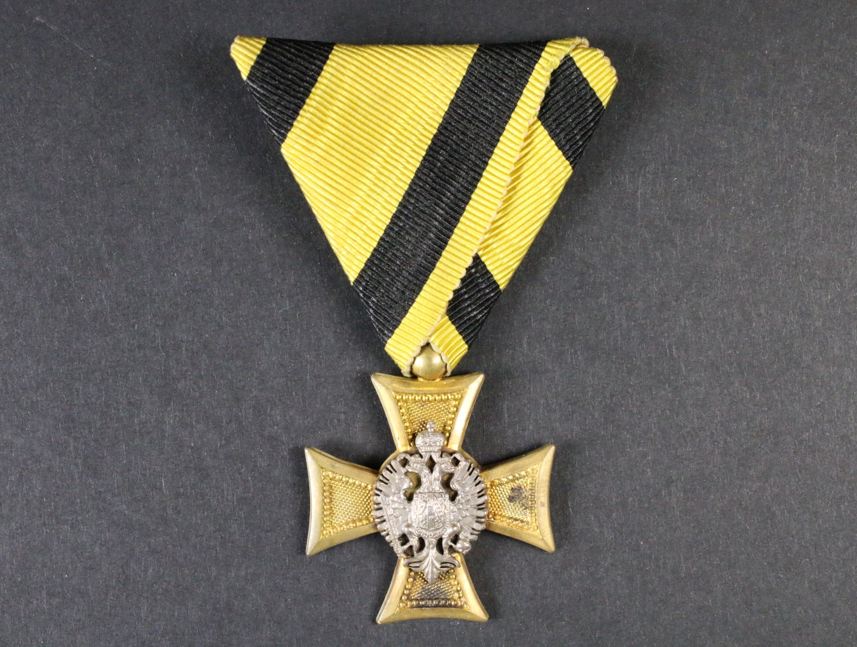 Vojenský služební kříž pro důstojníky III.tř. za 25 let služby, 3. vydání z let 1890 - 1918, pozlacený bronz, stříbro, původní stuha