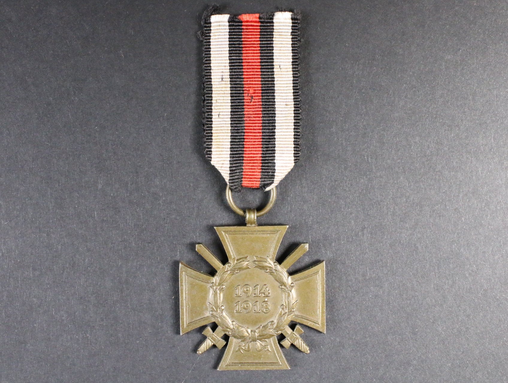 Čestný kříž 1914-1918 pro frontové bojovníky, na reversu značka W. D.