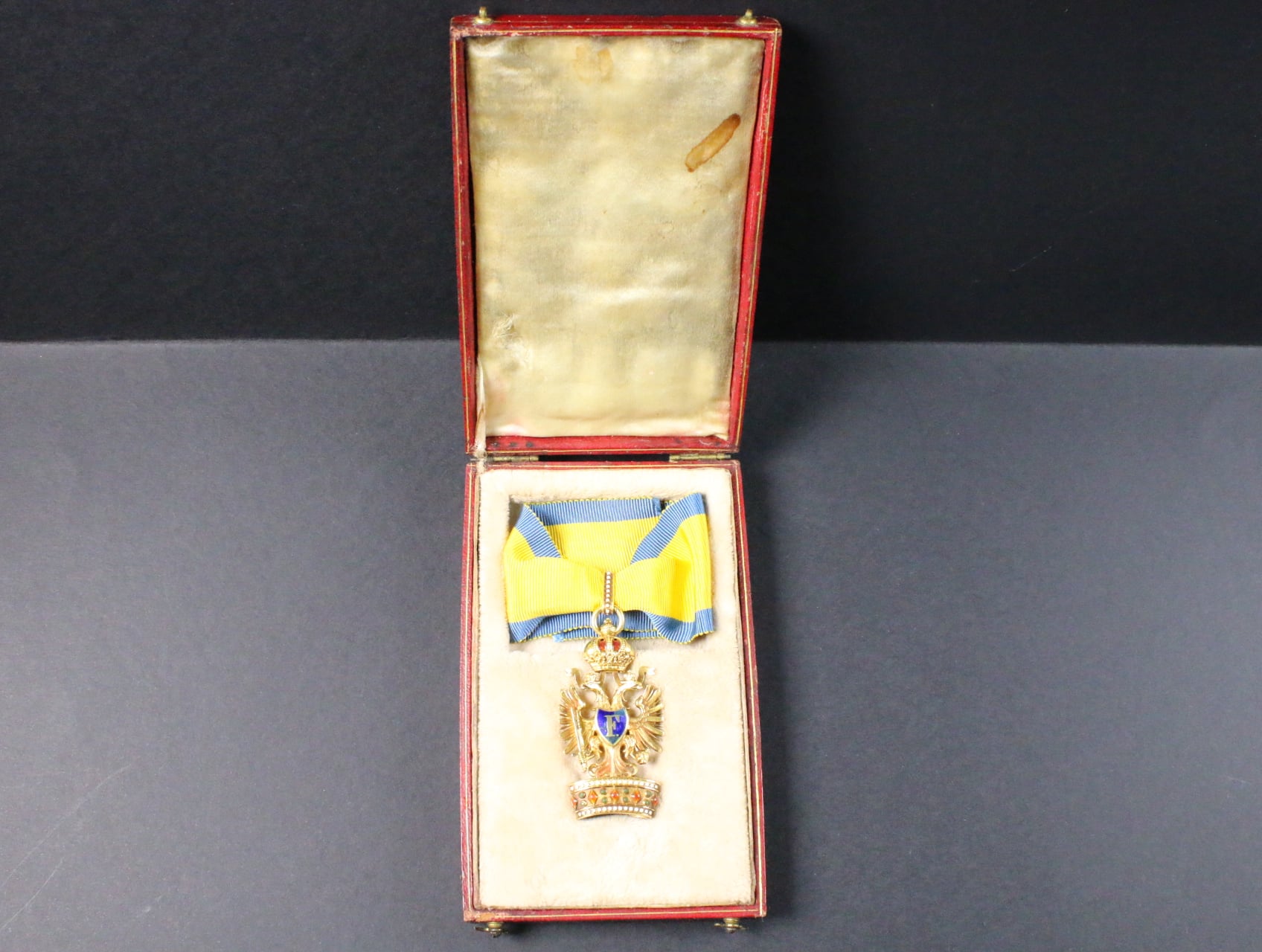 Řád železné koruny 3. třídy, vydání do roku 1865/75, na pendiliích značka výrobce ROTHE WIEN, zlato, neznačené, opravovaný smalt ve středovém štítku, dobová etue