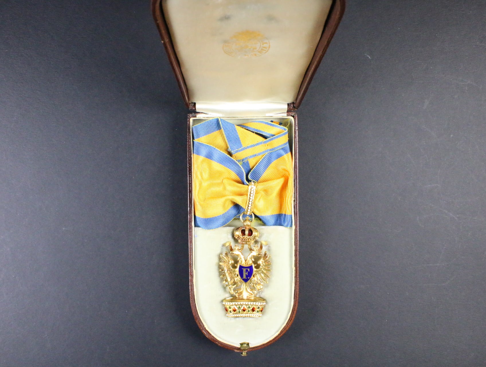 Řád železné koruny, 2.tř. puncované Au,výrobce C.F.Rothe, novodobá stuha, originální etue