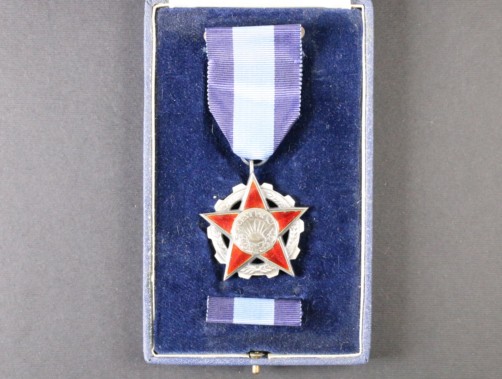Řád práce II. vydání po roce 1960 ČSSR č. 5011, punc Ag, + etue