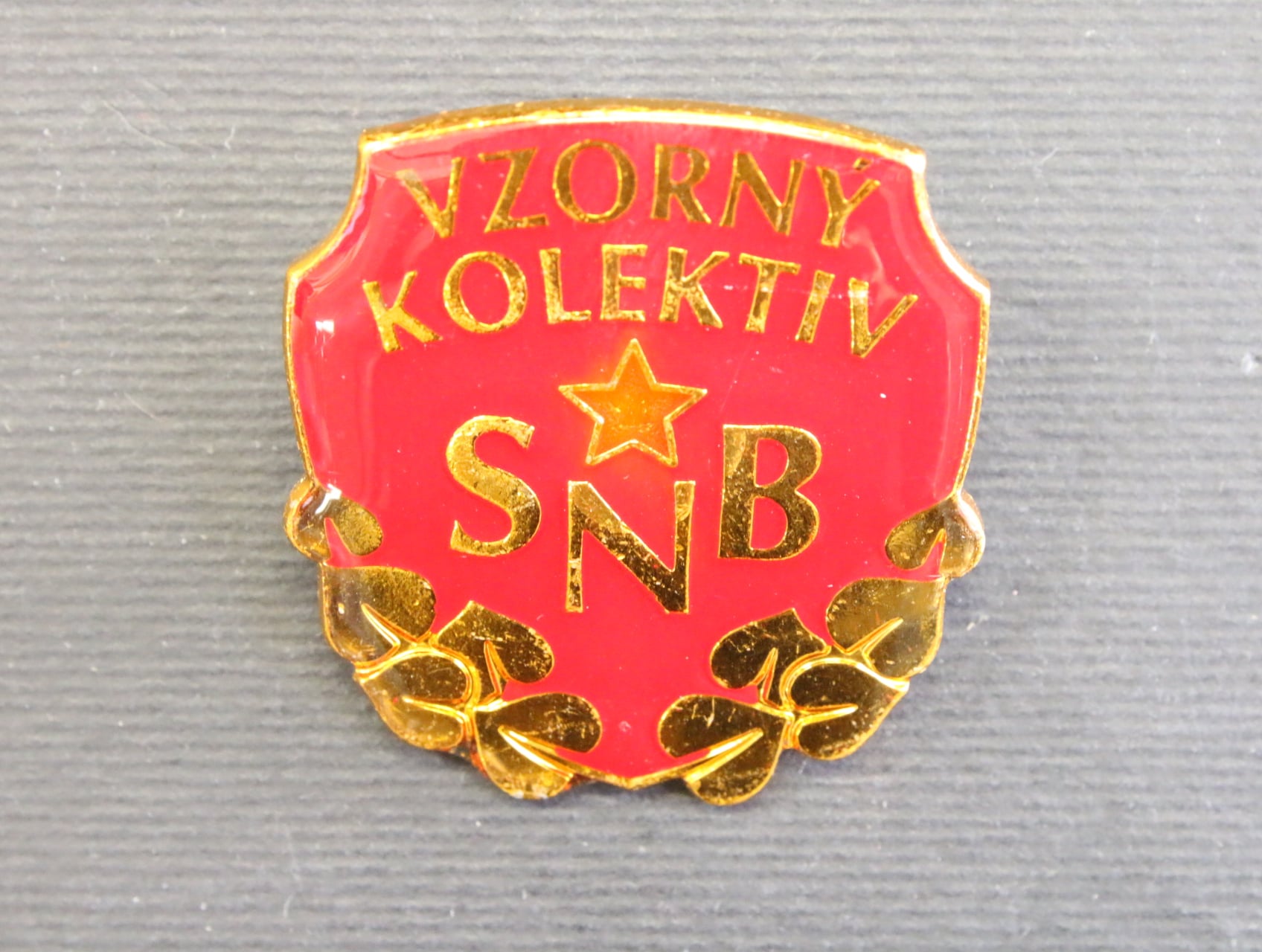 Odznak vzorný kolektiv SNB, III. stupeň, připínání na šroub