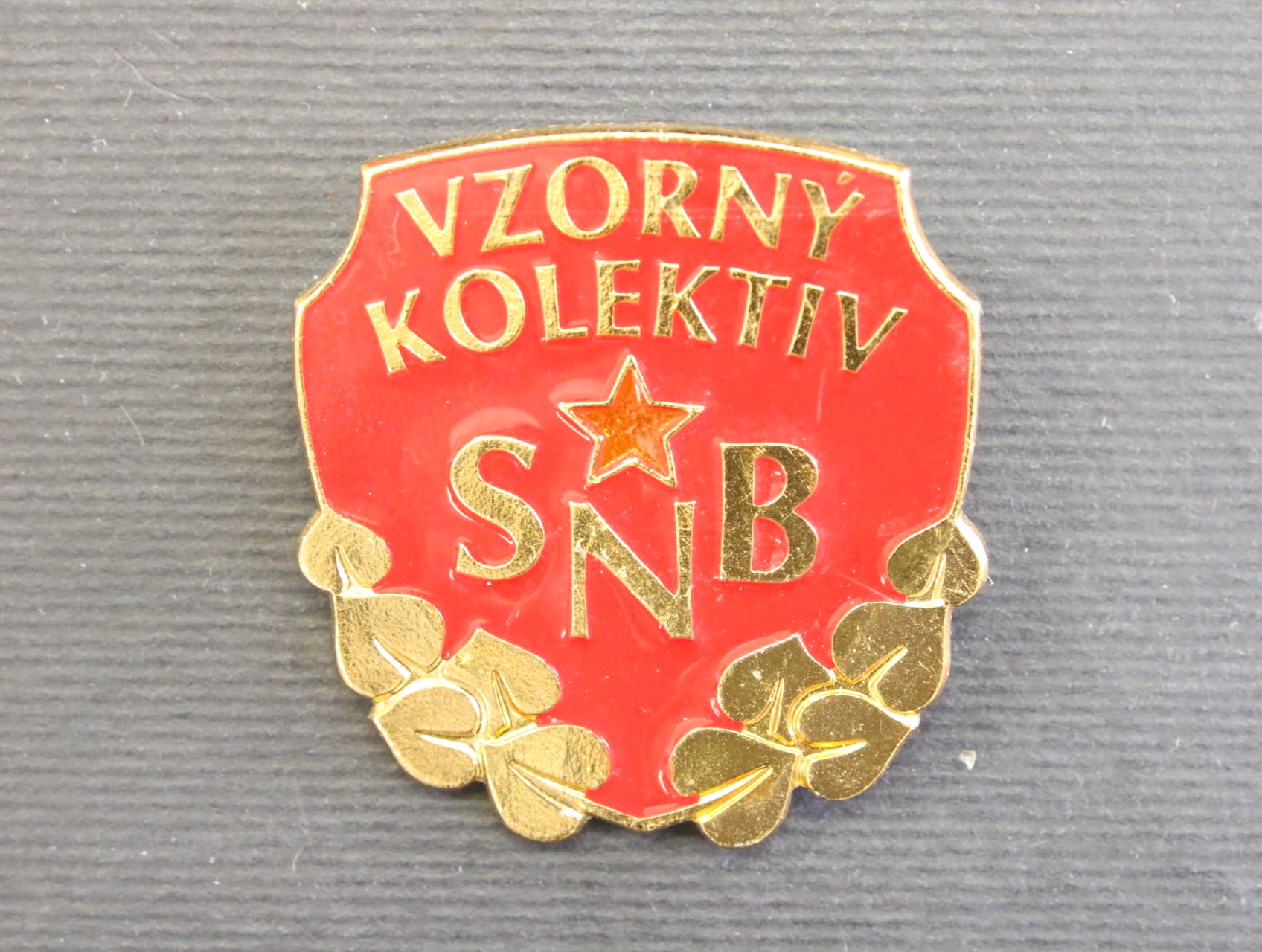 Odznak vzorný kolektiv SNB, I. stupeň, připínání na jehlu, předávací průkaz