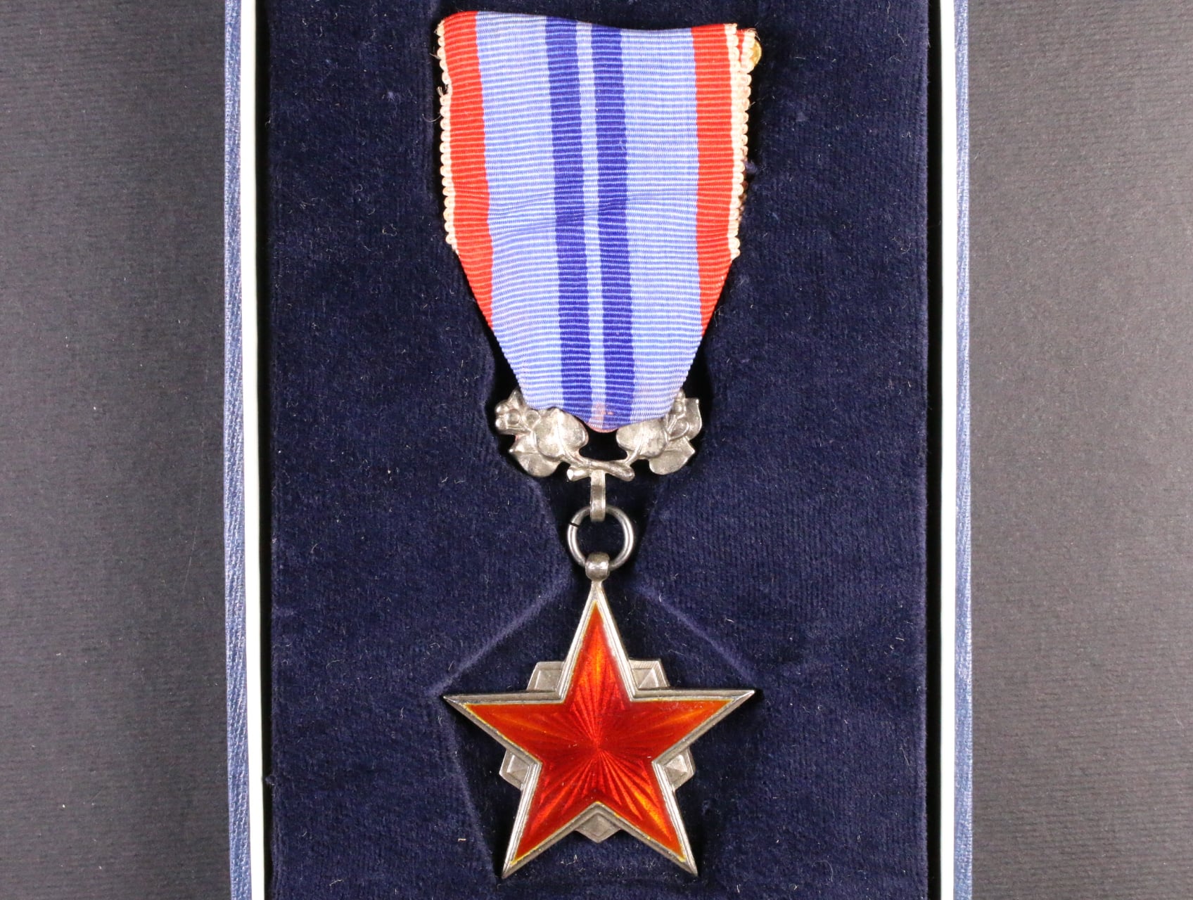 Řád rudé hvězdy práce ČSSR č.5000, punc Ag 900, značka výrobce ZUKOV, originální etue