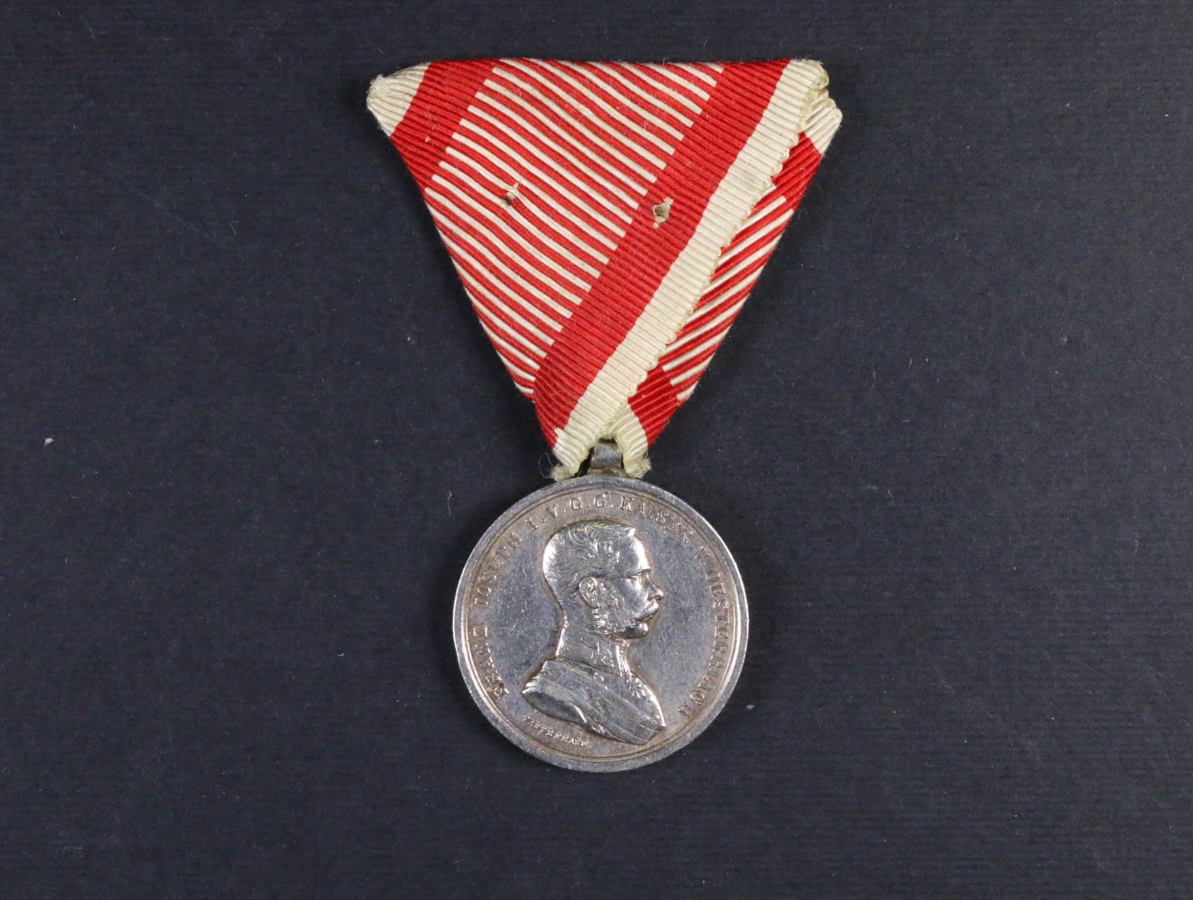 Medaile za statečnost II. třídy, Ag, na hraně značka puncovního úřadu A v kroužku, původní vojenská stuha, vydání 1914 - 1917, naražená hrana