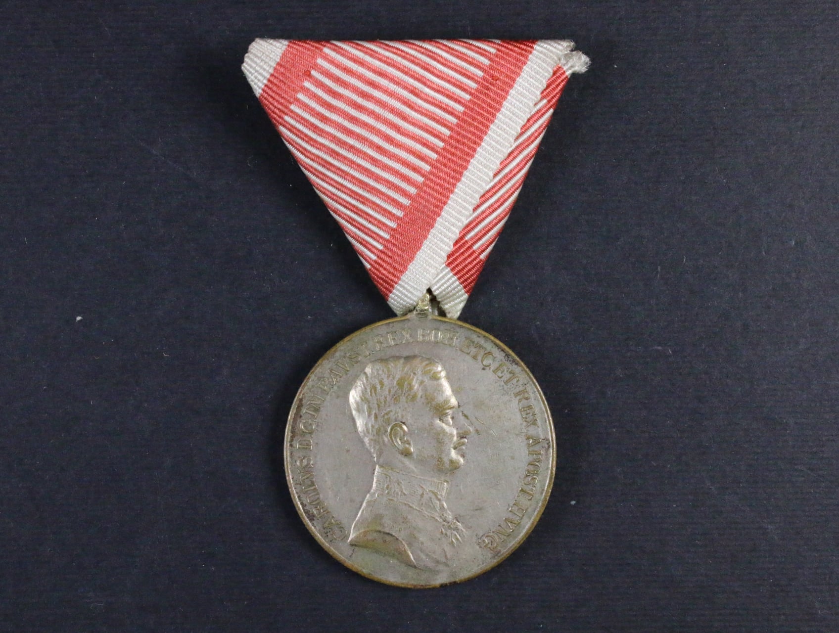 Medaile za statečnost I. třídy, náhradní kov, původní vojenská stuha, vydání 1917 - 1918