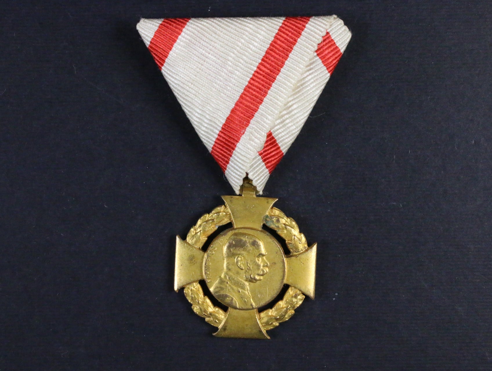 Jubilejní kříž 1908 na původní vojenské stuze