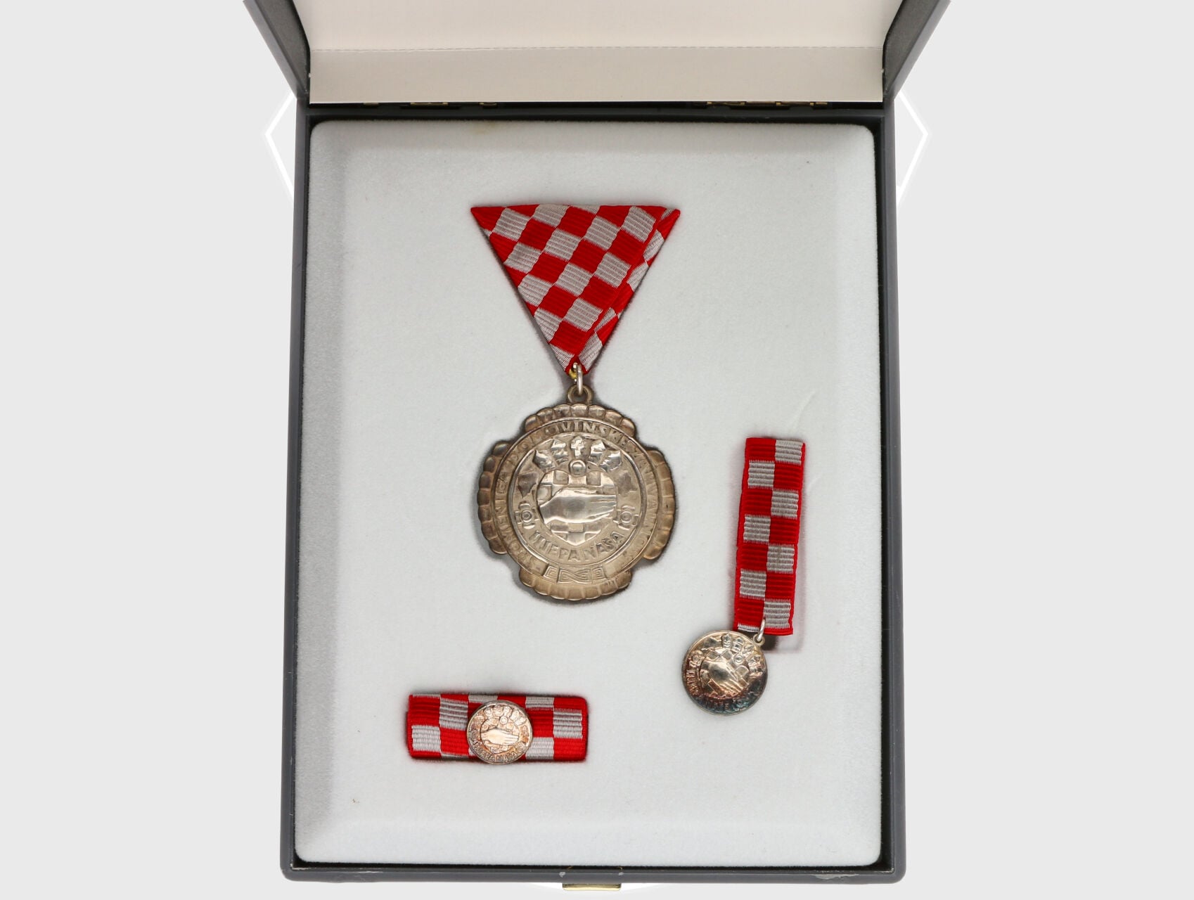 Medaile vděčnosti vlasti, stříbro neznačené, k tomu miniatura a ministužka