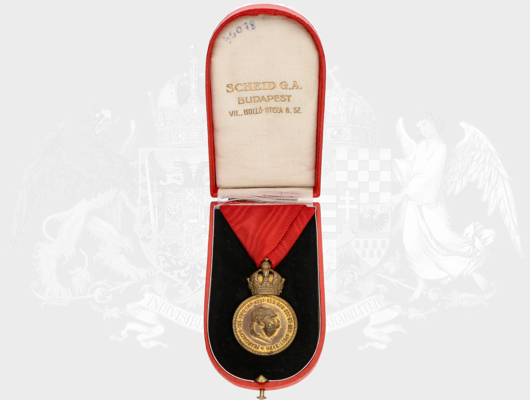 Bronzová vojenská záslužná medaile Signum Laudis F.J.I., uherský typ, varianta s hrubým vousem, původní civilní stuha, původní etue značená SCHEID G.A. BUDAPEST