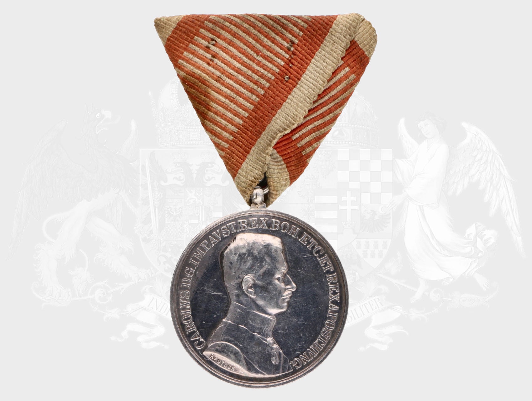 Stříbrná medaile za statečnost, 1. třídy, 9. vydání 1917-1918 Karel, původní vojenská stuha