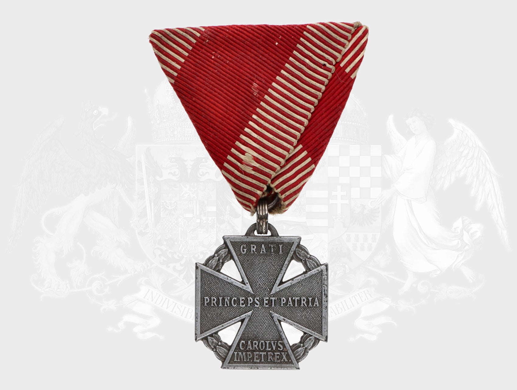 Karlův vojenský kříž, na hraně značka HMA
