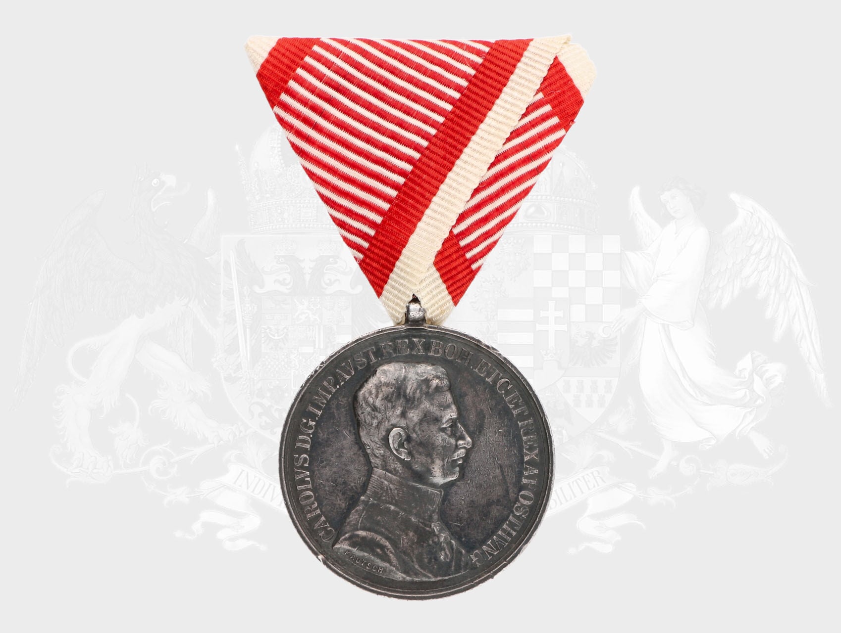 Stříbrná medaile za statečnost, 1. třídy, 9. vydání 1917-1918 Karel, na hraně punc hl. punc. úřadu Vídeň, A v kroužku, původní vojenská stuha