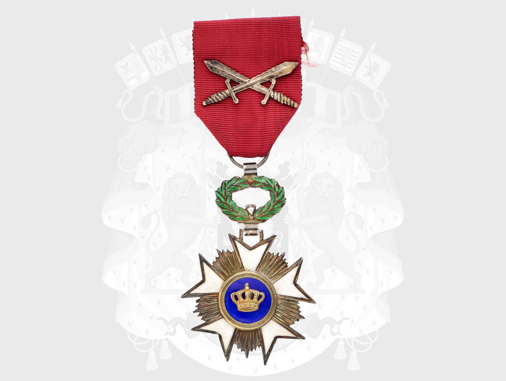Řád Koruny, rytíř, (5. třída) s meči na stuze, stříbro, smalty, na závěsném kroužku ryzostní značka 950