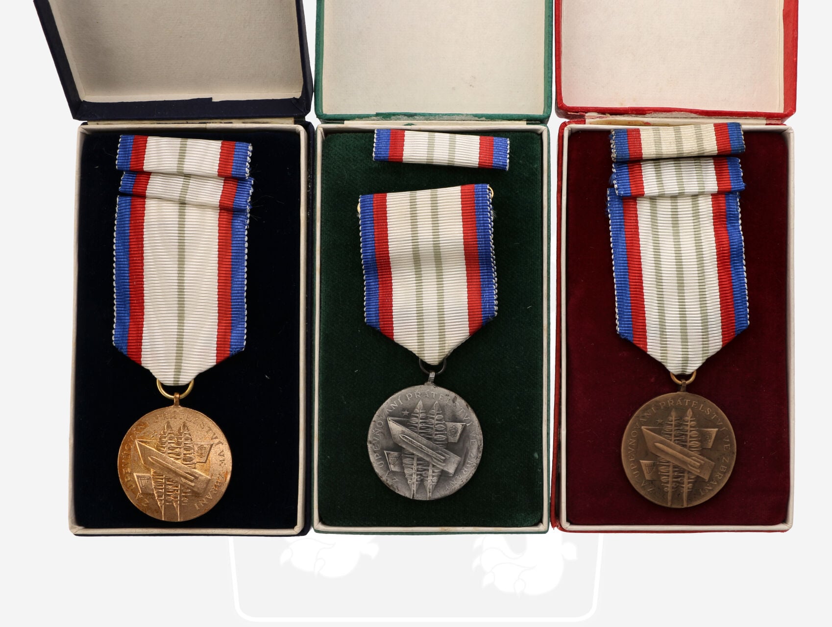 Medaile za upevňování přátelství ve zbrani I.,II. a III. třídy, původní etue
