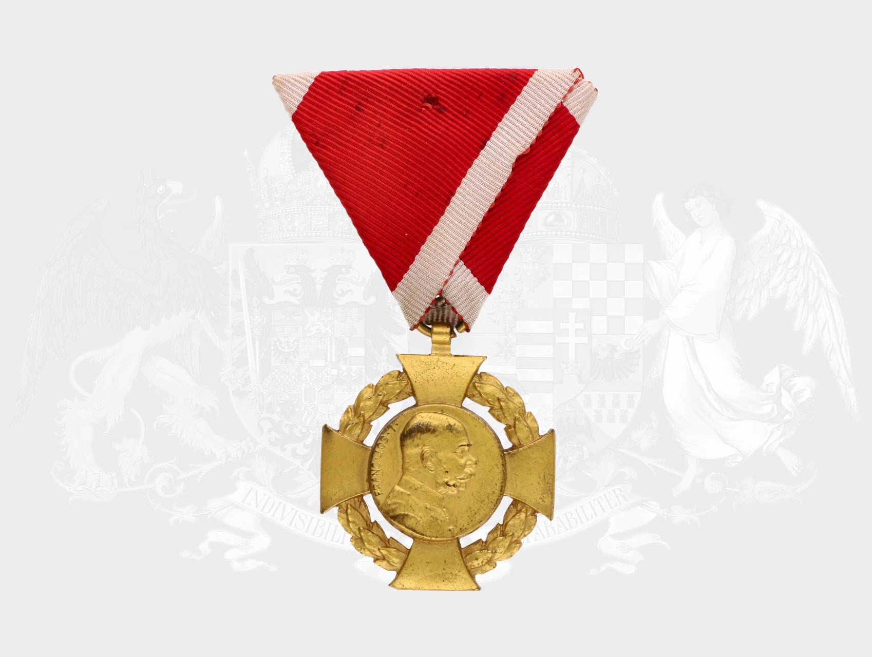 Jubilejní kříž z r. 1908, na nové dvorní stuze