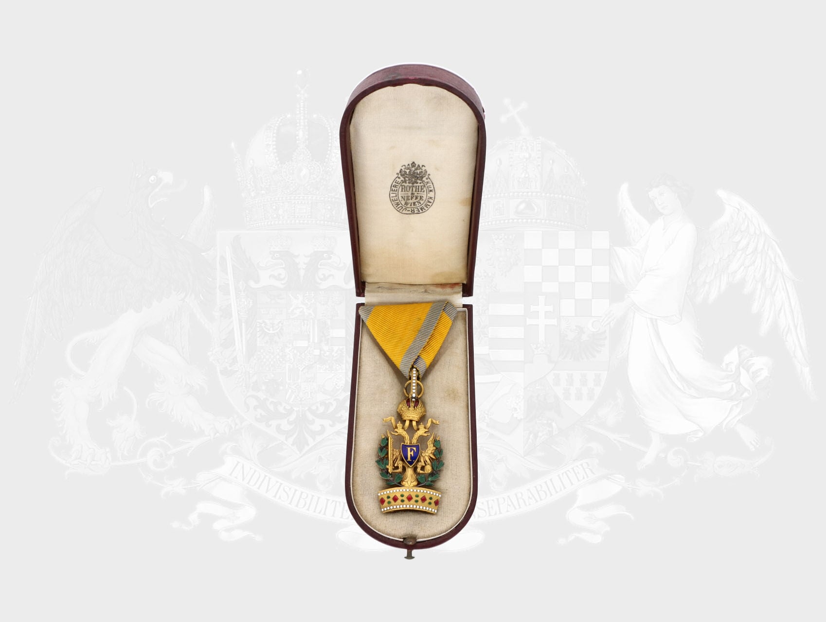 Řád železné koruny, 3.tř. s válečnou dekorací, (pozlacený bronz), na kroužku nečitelná značka, pravděpodobně G.A.S, původní stuha, originální etue, značená ROTHE & NEFFE, Wien