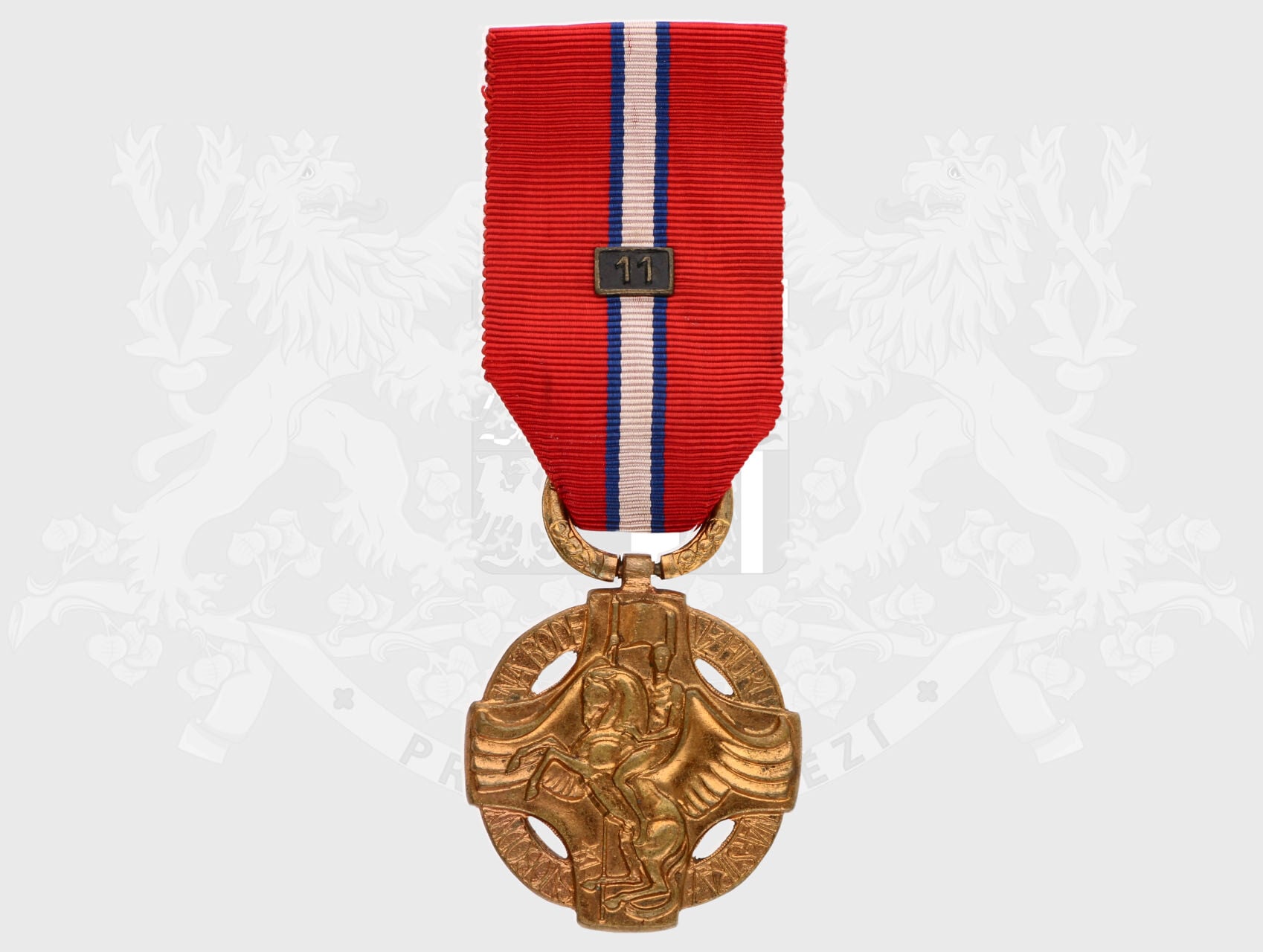Československá revoluční medaile, těžký typ, varianta s podpisem medailera, se štítkem 11 (11. střelecký pluk Františka Palackého) na stuze