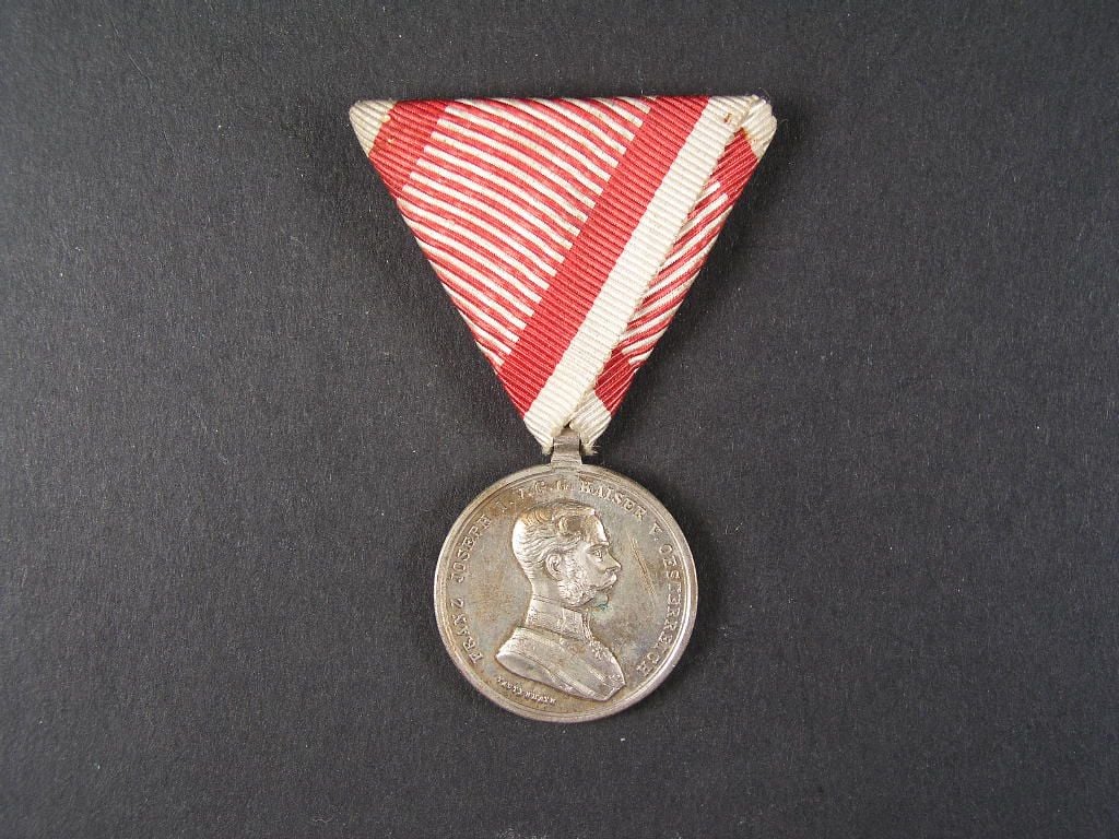 Medaile za statečnost II. třídy, postříbřená bronz, na hraně značeno BRONZE, původní vojenská stuha, vydání 1914 - 1917