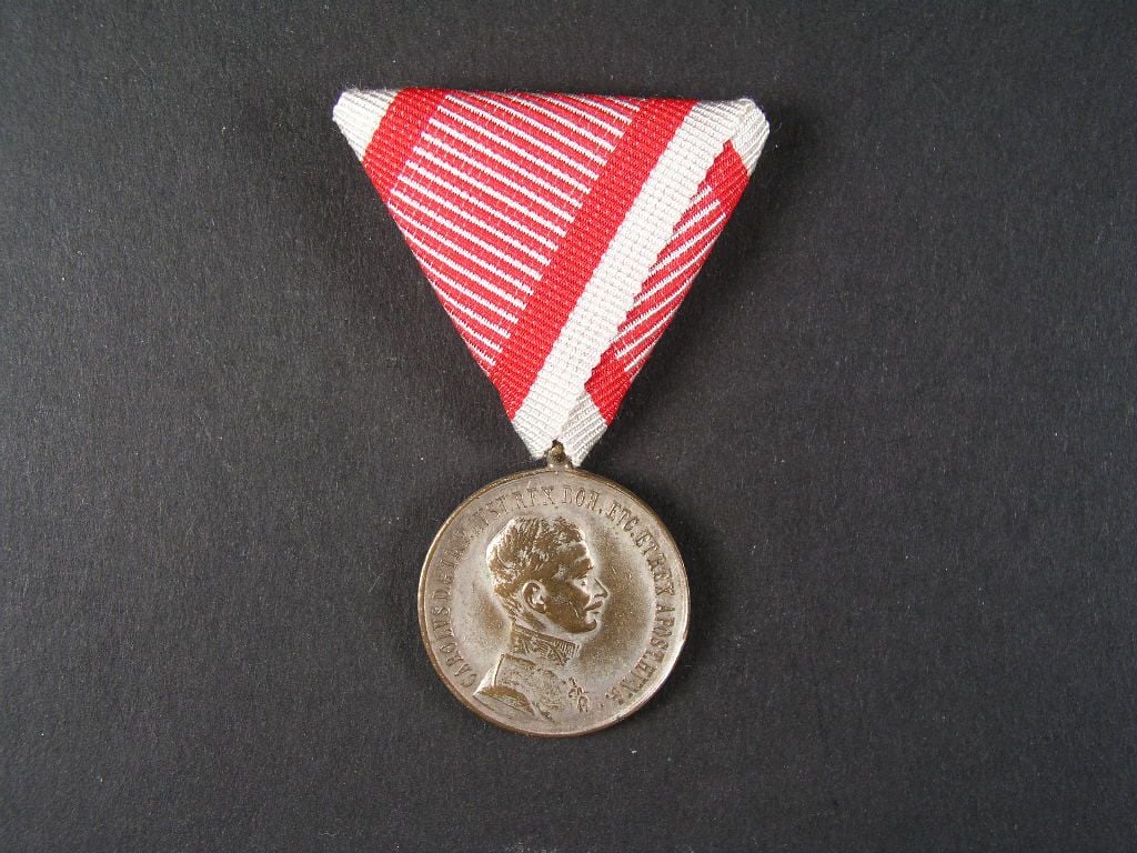 Medaile za statečnost II. třídy, postříbřená bronz, nová vojenská stuha, vydání 1917 - 1918