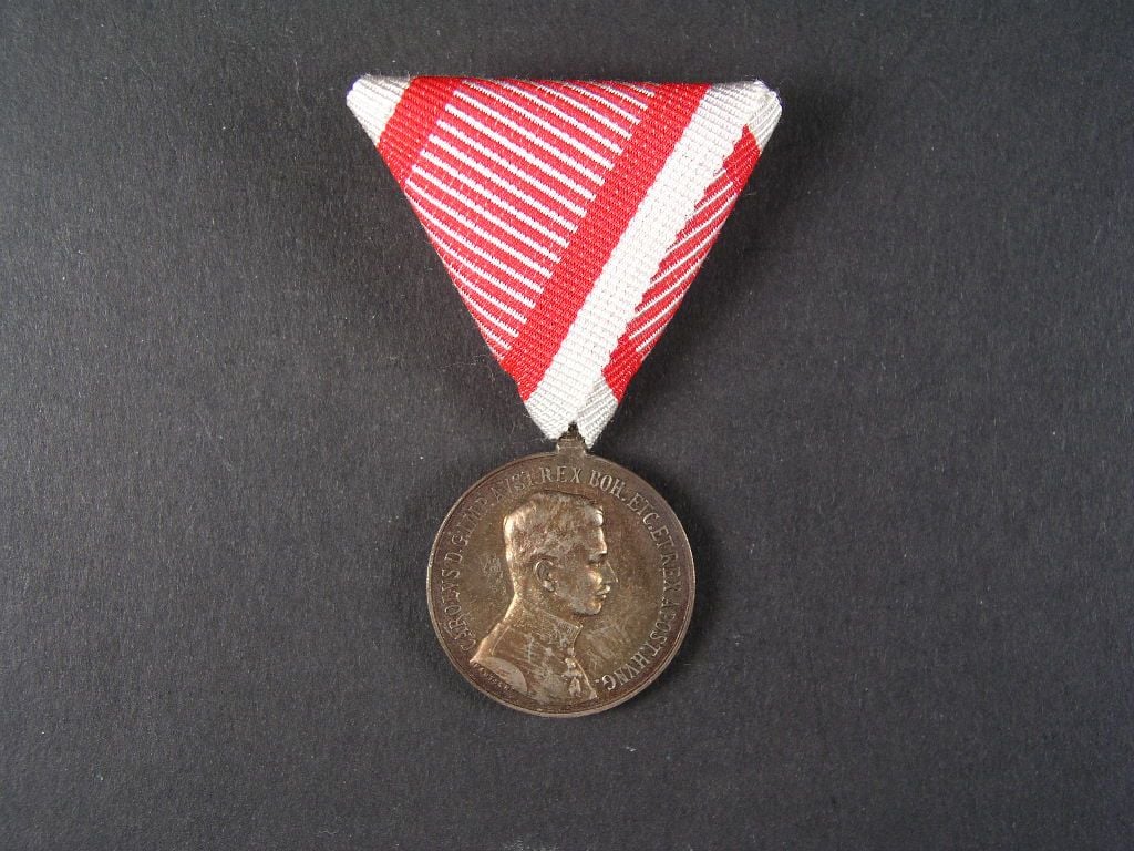 Medaile za statečnost II. třídy, postříbřená bronz na hraně značeno BRONZE, nová vojenská stuha, vydání 1917 - 1918