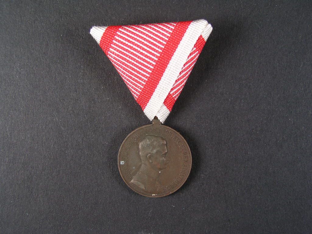 Bronzová medaile za statečnost, náhradní kov, nová vojenská stuha, vydání 1917 - 1918