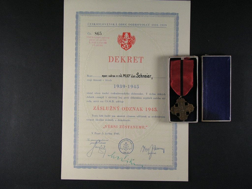Záslužný odznak ČS obce dobrovolecke z roku 1945, etue + dekret