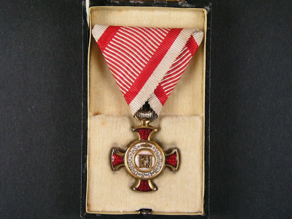 Zlatý záslužný kříž bez koruny (pozlacený bronz) - orig. etue