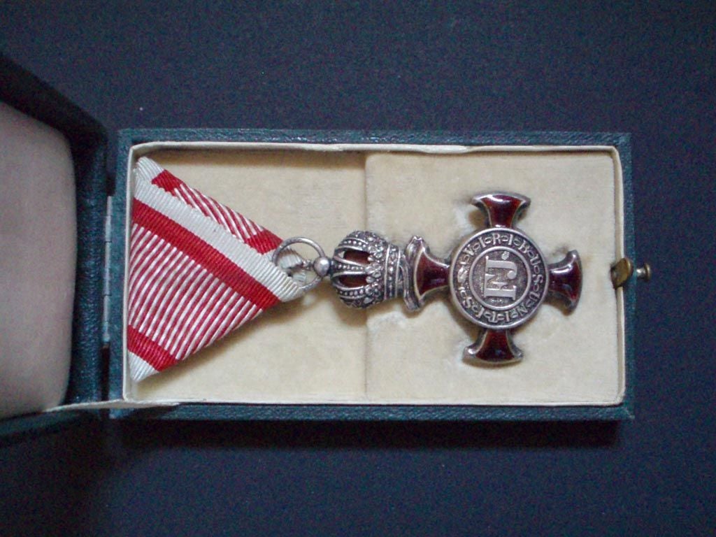 Stříbrný Záslužný křiž s korunou, Ag, znacka vyrobce KUNZ, originální etue