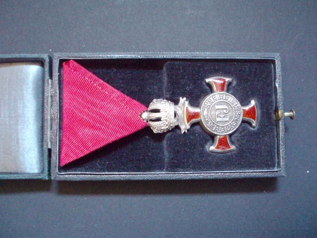 Stříbrný Záslužný křiž s korunou, Ag, znacka vyrobce KUNZ, originální etue