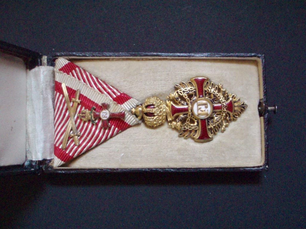 Řád Františka Josefa + originální etue, výrobce MAYER, pozlacený bronz s meci a miniaturou