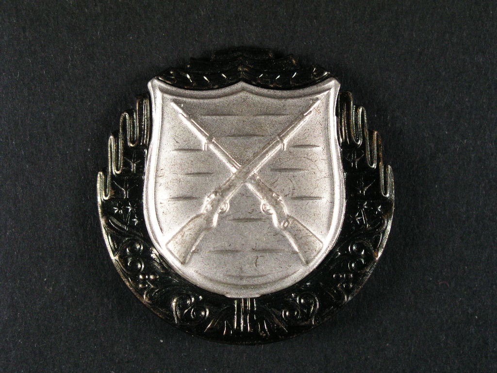 Výkonostní odznak pro střelce z pušky 1.třídy, plech, období 1945-1948