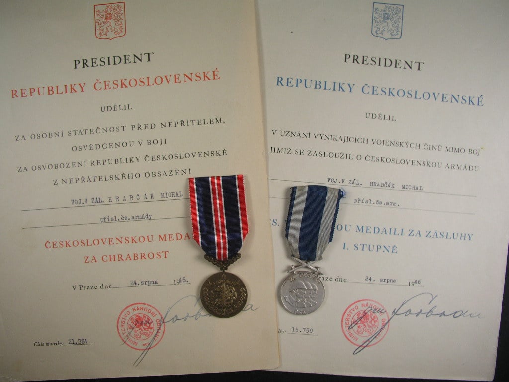 ČS medaile za chrabrost před nepřítelem, Slovenská verze nápisu, ČS vojenská medaile Za zásluhy, stříbrná, londýnské vydání + dekrety