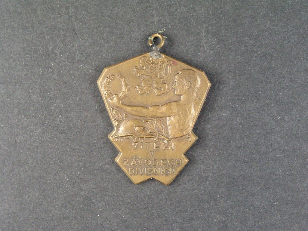 Pamětní medaile vítězi v závodech divisních, na reversu nápis BĚH NA 100 m, 1. CENA, POSÁDKA BRNO, 8.7.1934
