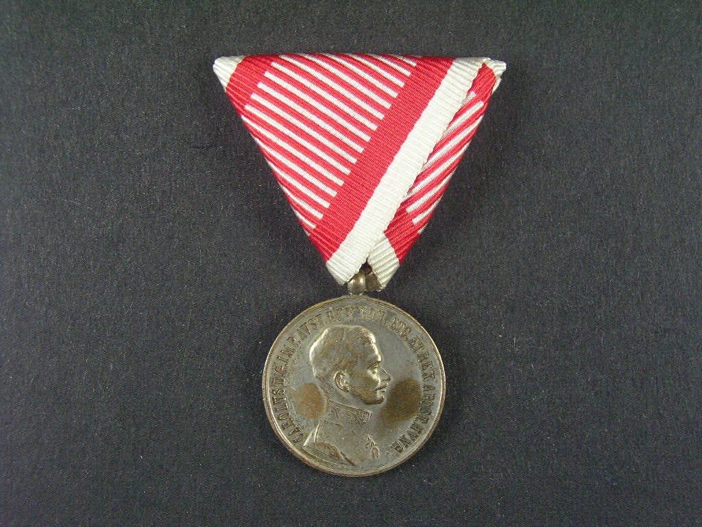 Medaile za statečnost II. třídy, postříbřený bronz, nová vojenská stuha, vydání 1917 - 1918