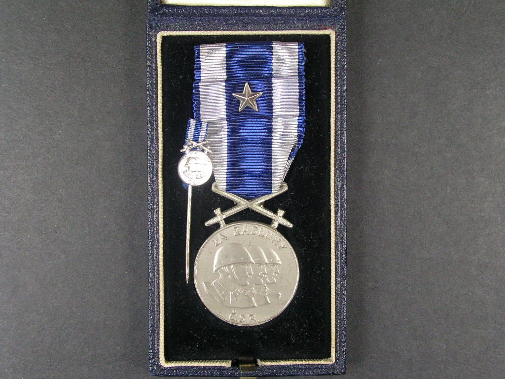 Československá vojenská medaile Za zásluhy, stříbrná + miniatura a etue Spink & Son