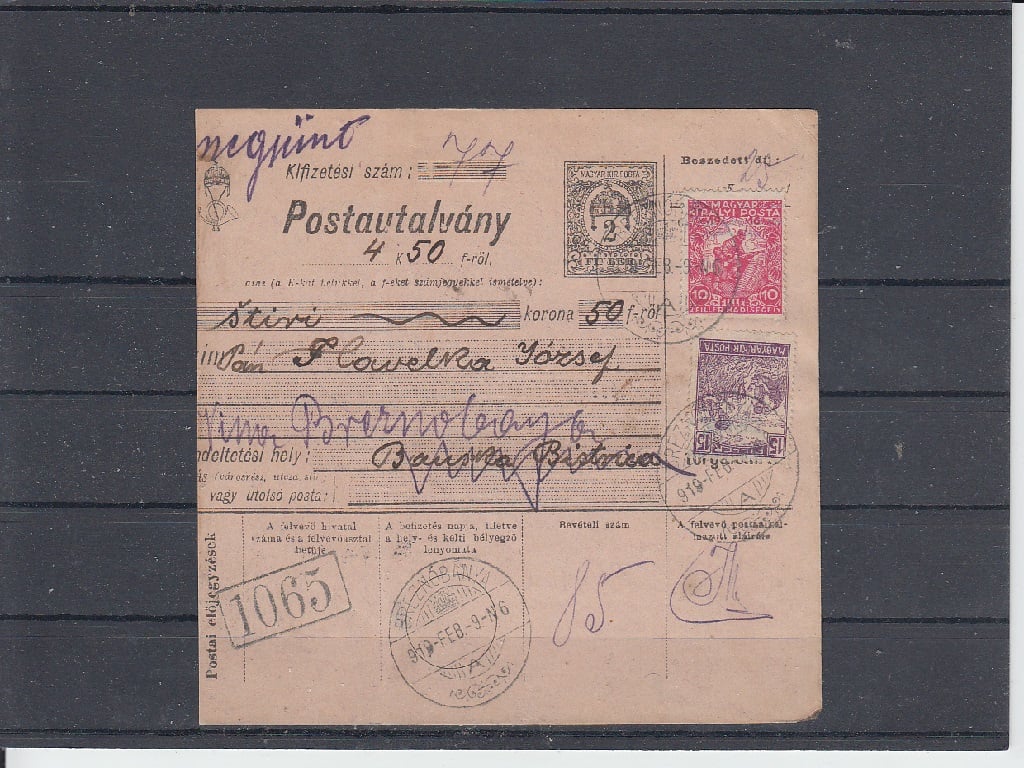 Velký ústřižek maďarské peněžní průvodky vyfrankovaný maďarskými známkami 10h válečná a 15h ženci z 9.2.1919.