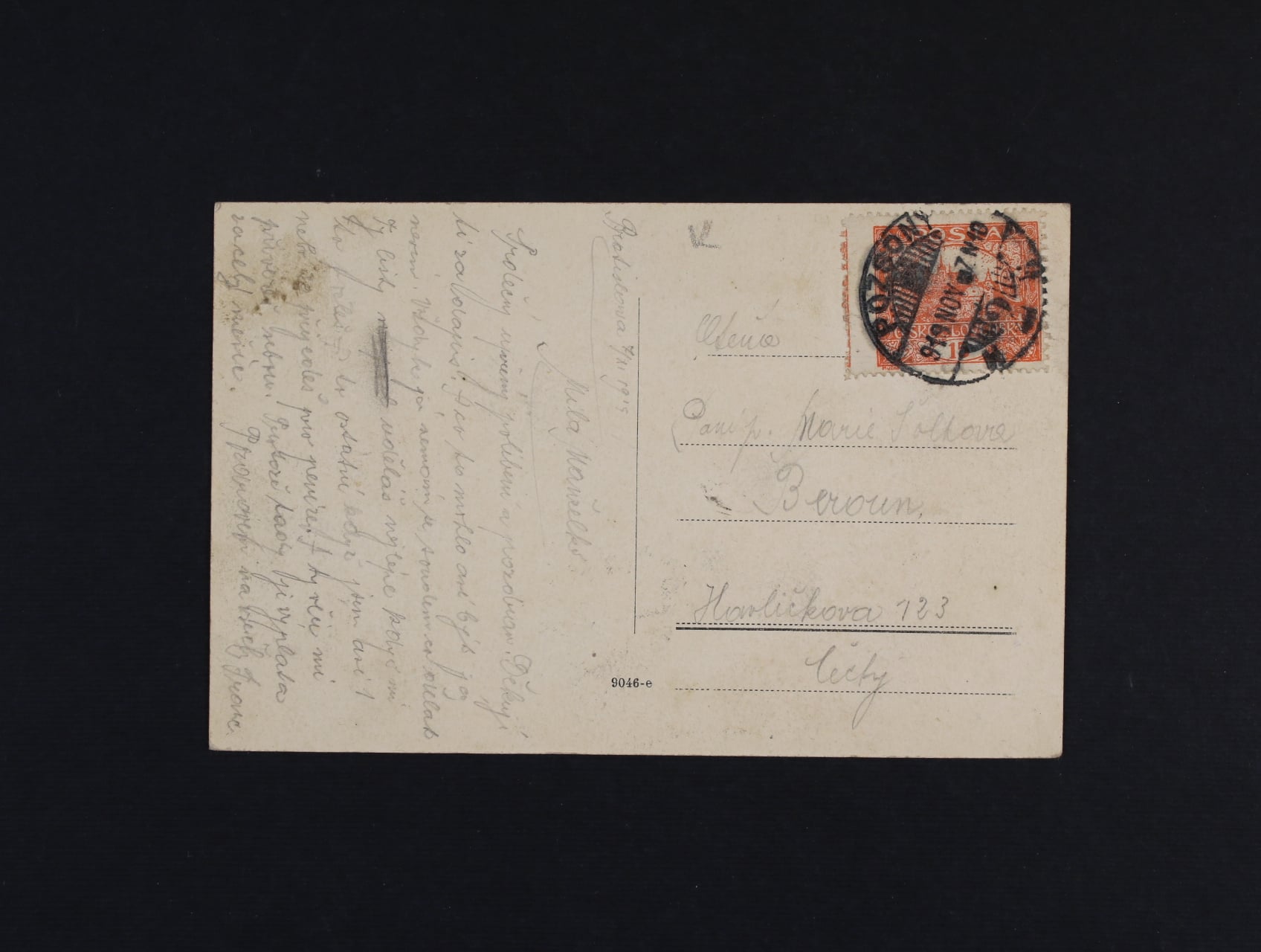 Jednobarevna pohlednice do Berouna fr. zn. c. 7 F se silne posunutou svislou perforaci vlevo az do dalsi zn. pod. raz. POZSONY 7.11.1919, zajimave
