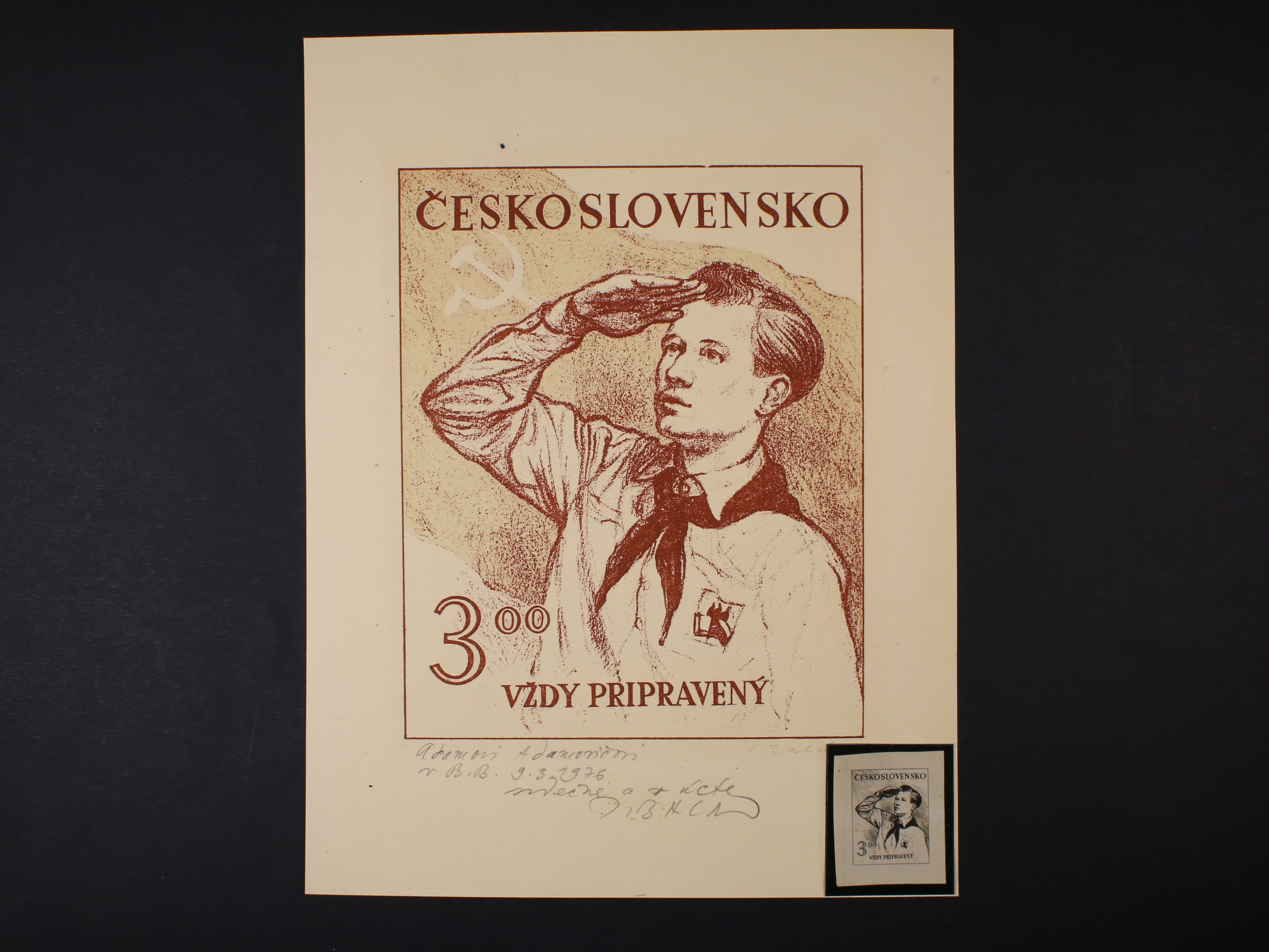 předlohový tisk nepřijaté zn. 3Kčs Pionýr (VŽDY PŘIPRAVENÝ) s věnováním, datací 9.3.1976 a vlastnoručním podpisem autora ak. malíře B. Baláž, v barvě hnědé, formát 15 x 18,5 cm, zajímavé