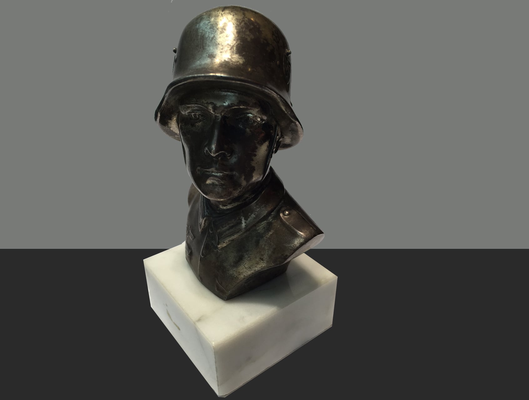 Busta vojáka Wehrmachtu, výška i s podstavcem 130 mm, mírně promáčklá helma
