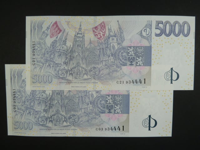 5000 Kč 2009 s. C - dvojice bankovek se stejným číslem, ale jinou sérií