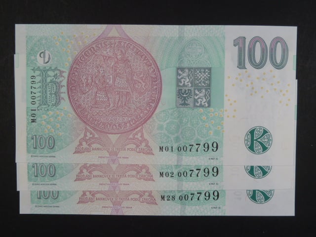 100 Kč 2019 s. M 03, M 05 a M 28 s přítiskem ČNB 100 LET Kč 1919 - 2019 - trojice bankovek se stejným číslem, ale jinou sérií