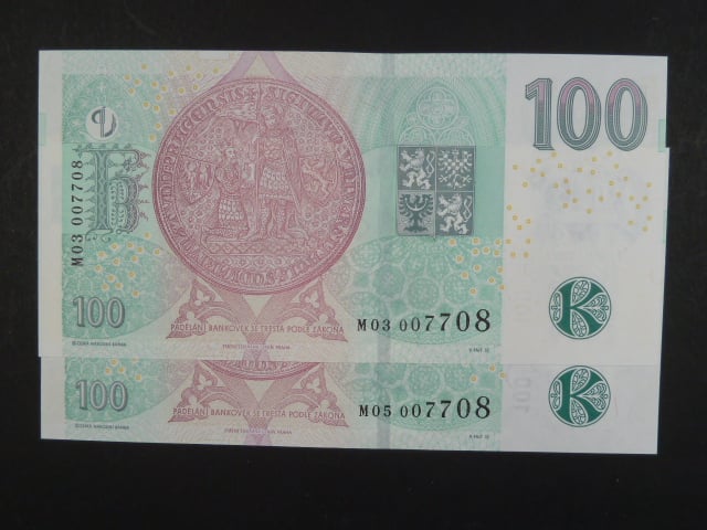 100 Kč 2019 s. M 01 a M 03 s přítiskem ČNB 100 LET Kč 1919 - 2019 - dvojice bankovek se stejným číslem, ale jinou sérií