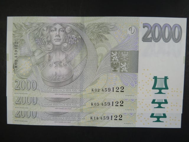 2000 Kč 2007 série K - 3x bankovka se stejným číslem, ale jinou sérií
