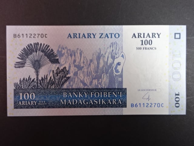 MADAGASKAR, 100 Ariary 2004, varianta podpisu 2, BNB. B320b