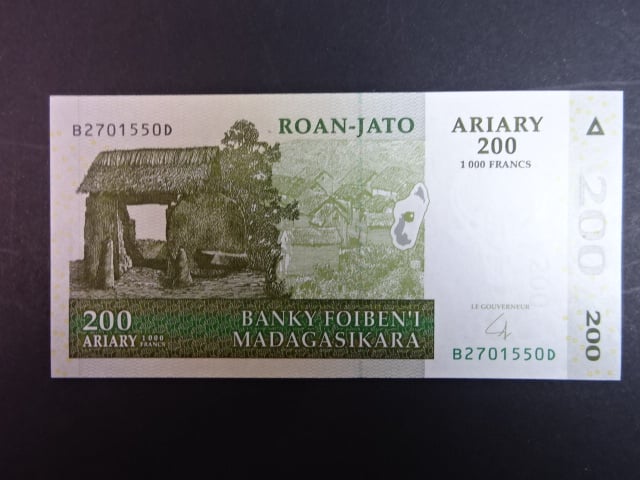 MADAGASKAR, 200 Ariary 2004, BNB. B321b